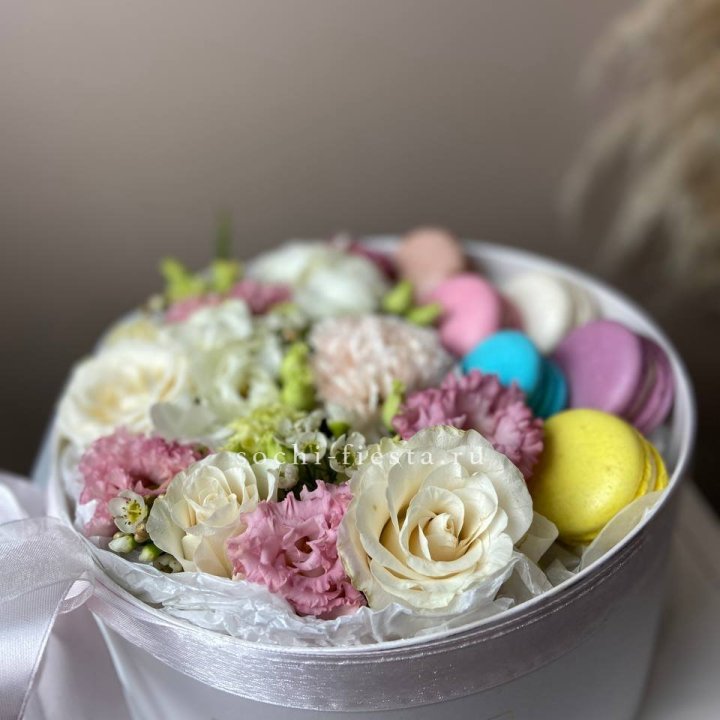 Цветы в цилиндре с макаронс "Прованс" в Братске