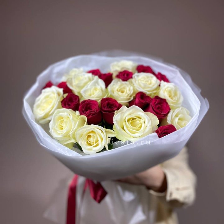 Букет их красных и белых 25 роз в Братске