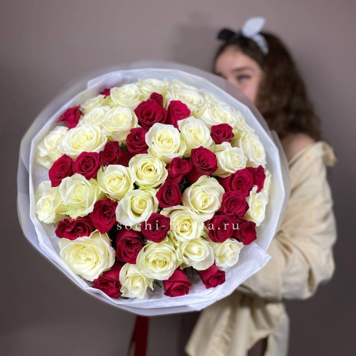 Микс из 55 роз в Братске