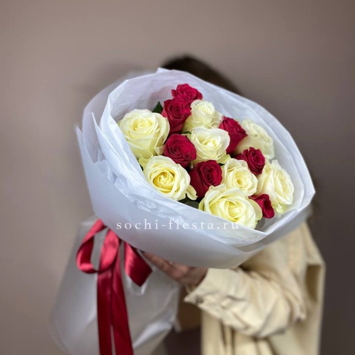 Букет из красных белых 15 роз в Братске
