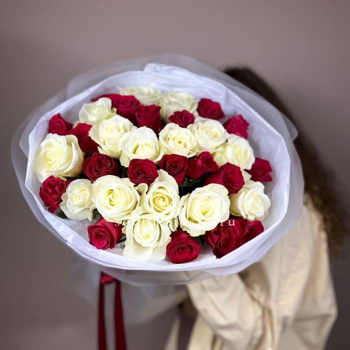Букет из красных белых 35 роз в Братске