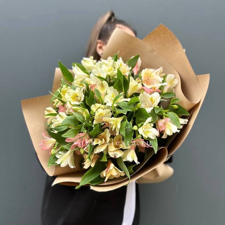 Букет альстромерий в крафте в Братске