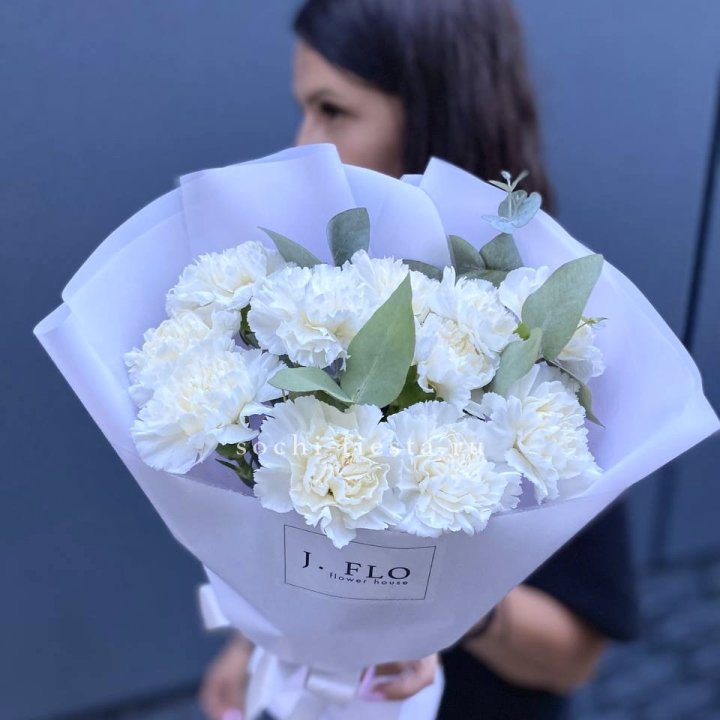 Букет белых диантусов с эвкалиптом в Братске