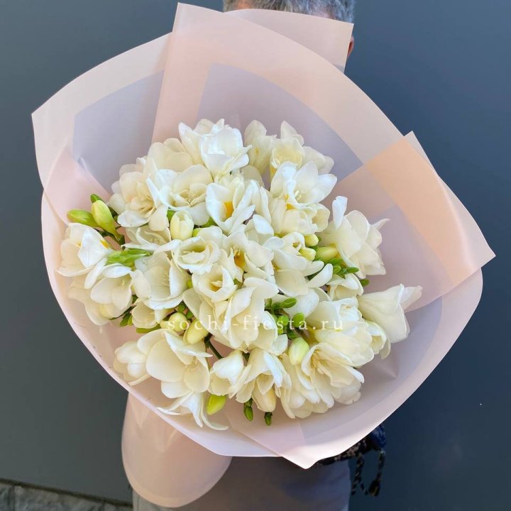 Букет белых фрезий  в Братске