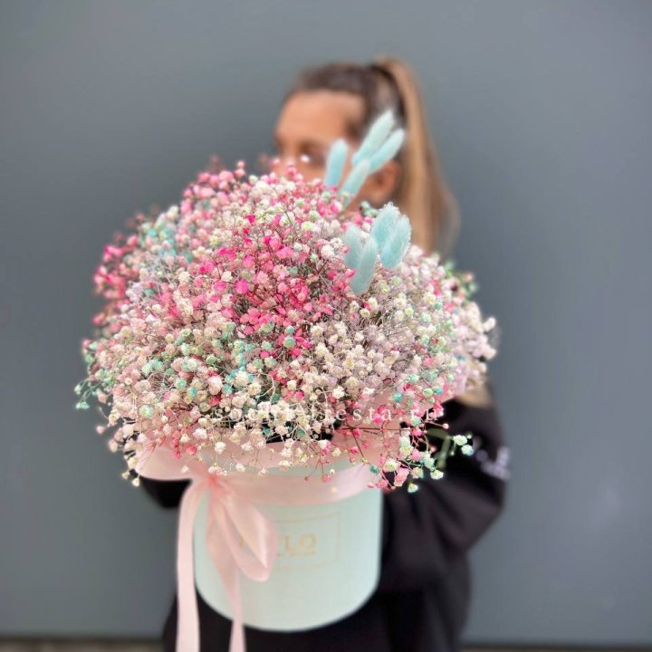 9 Радужных гипсофилы в шляпной коробке в Братске