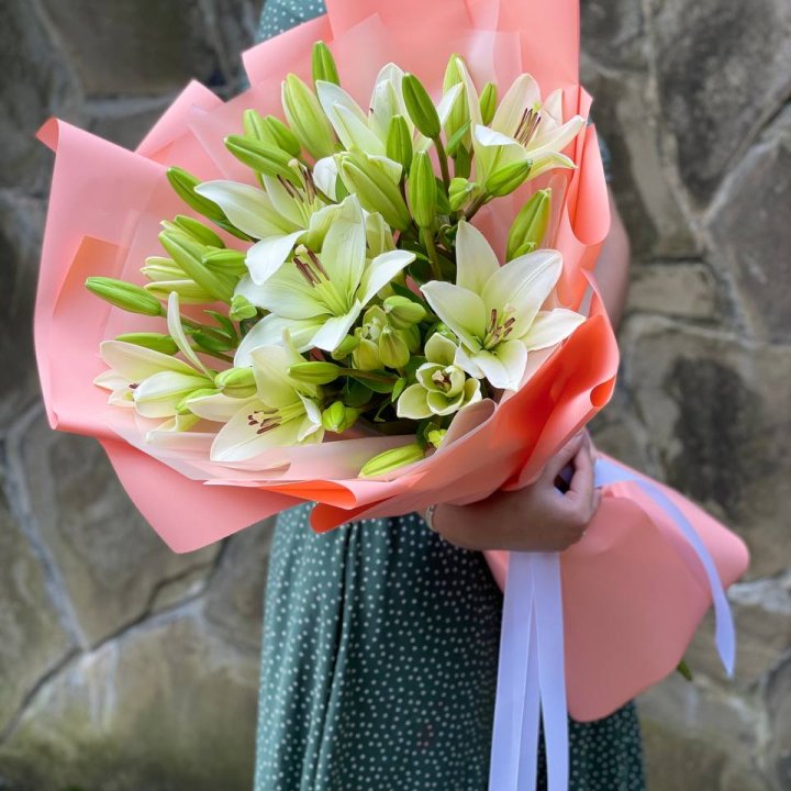 Букет из 7 белых лилий в Братске
