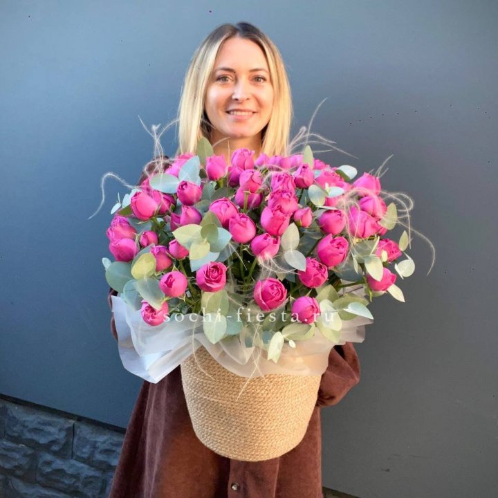 Пионовидные розы  в джутовом кашпо  в Братске