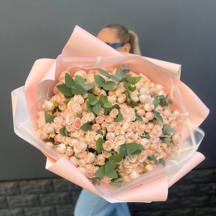 101 кустовая роза с эвкалиптом в Братске