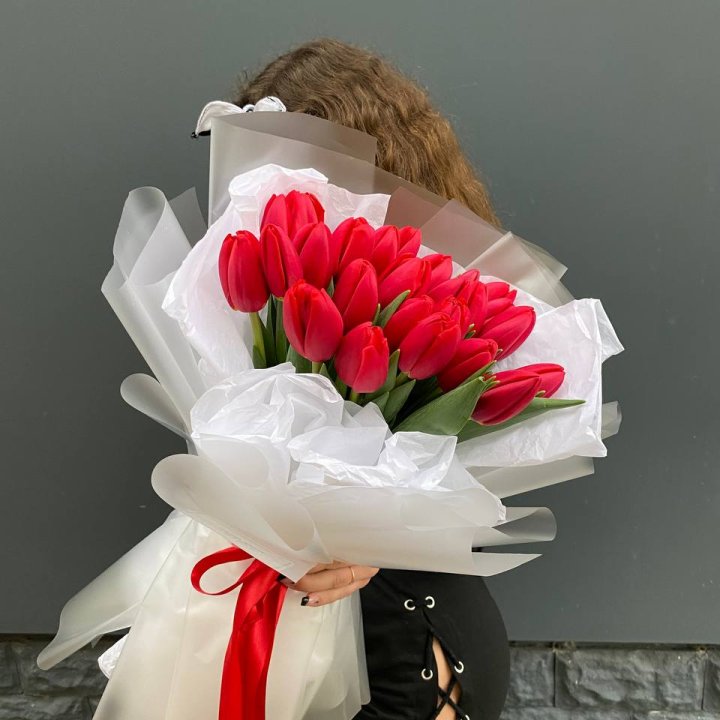  25 красных воздушных тюльпанов в Братске