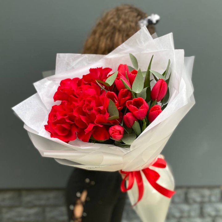 Дуо тюльпаны и розы в Братске