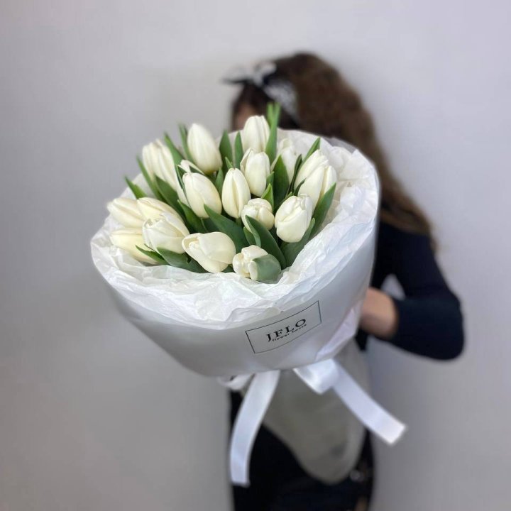  19 белых воздушных тюльпанов в Братске