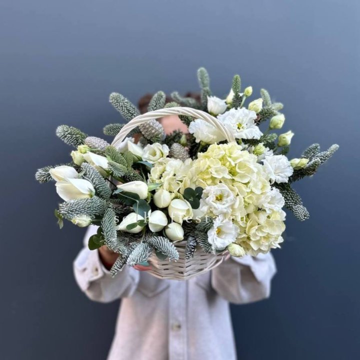 Новогодняя корзина с цветами в Братске