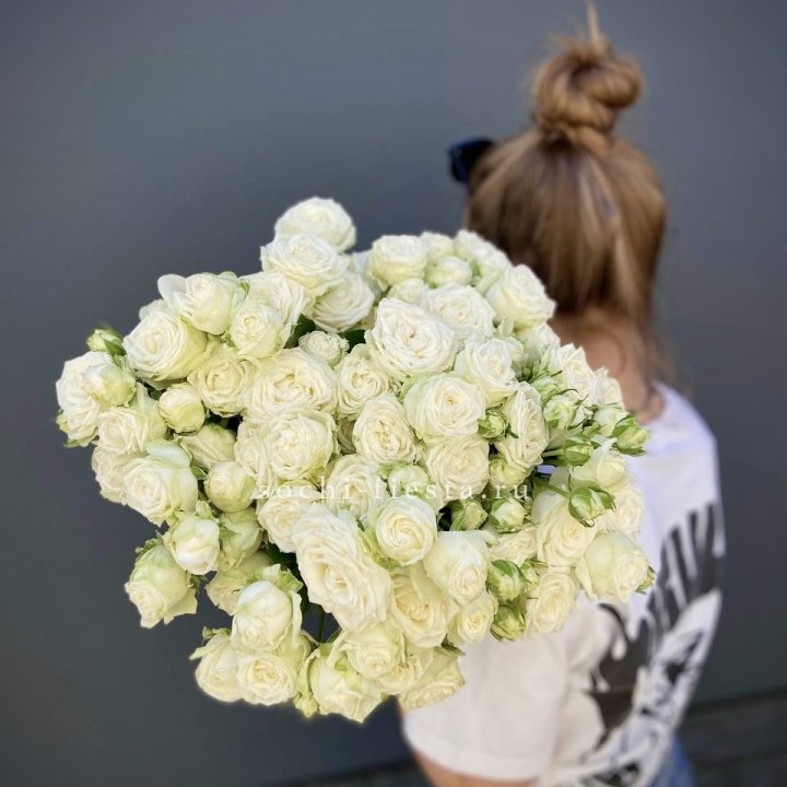 Охапка кустовых роз бомбастик  в Братске