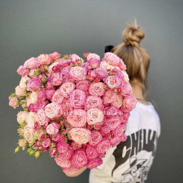 Охапка кустовых роз бомбастик пинк в Братске