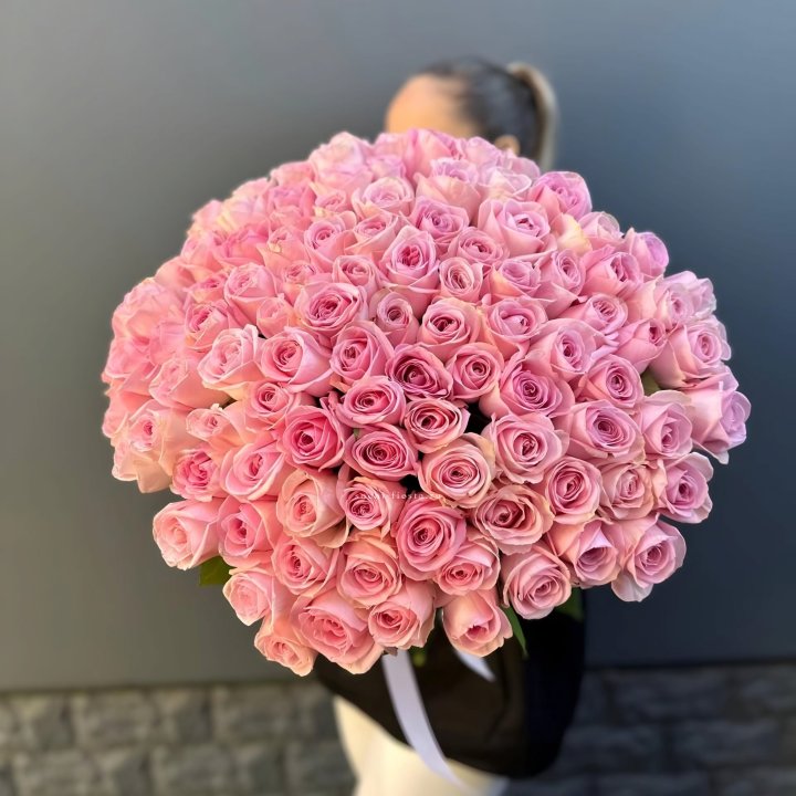 Охапка из 101 розовой розы в Братске