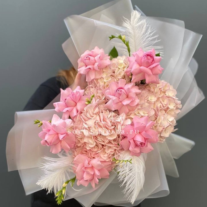  Букет  из гортензий и розовых роз в Братске