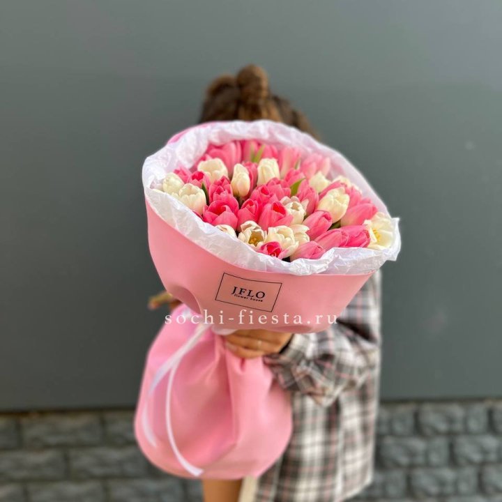 51 бело-розовый тюльпан в Братске