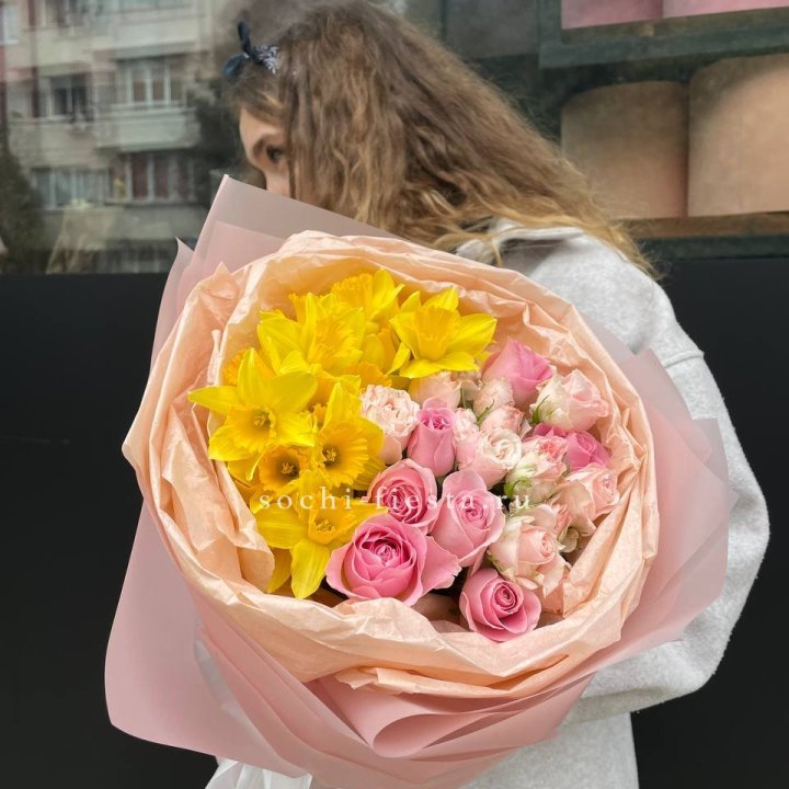 Букет роз и нарциссов в Братске