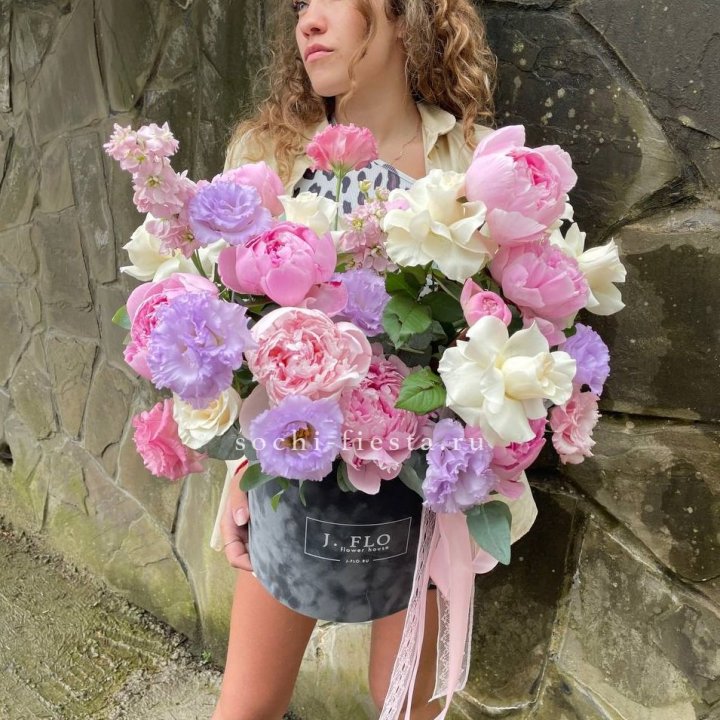 Дизайнерский цилиндр с пионами в Братске