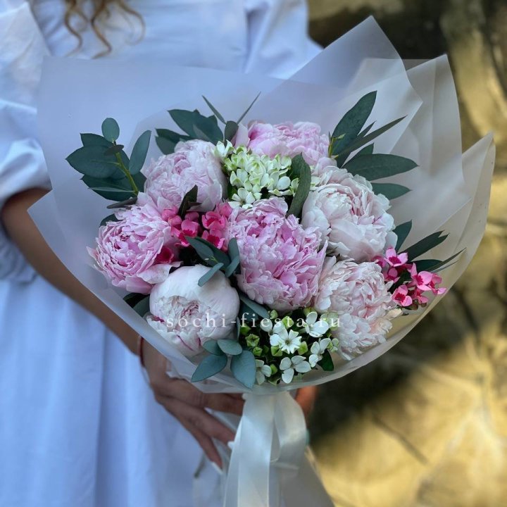 7 зефирных пионов с эвкалиптом в Братске