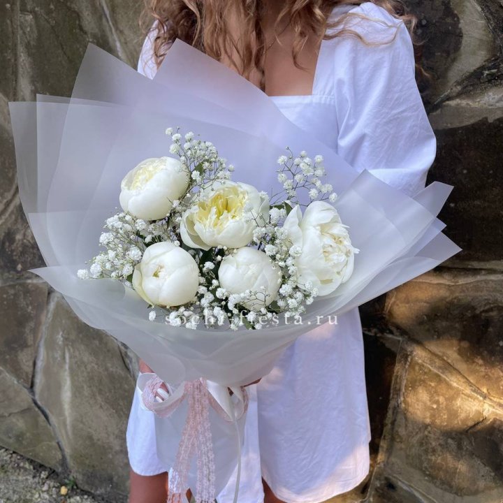 Букет белых пионов "Файв" в Братске