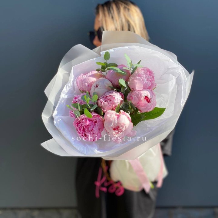 9 пионов с эвкалиптом в Братске