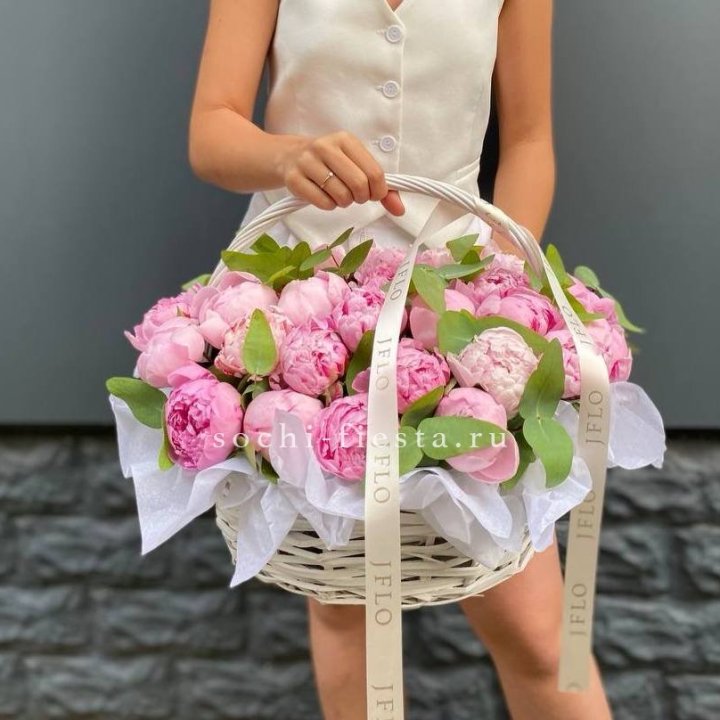 29 пионов в корзине в Братске