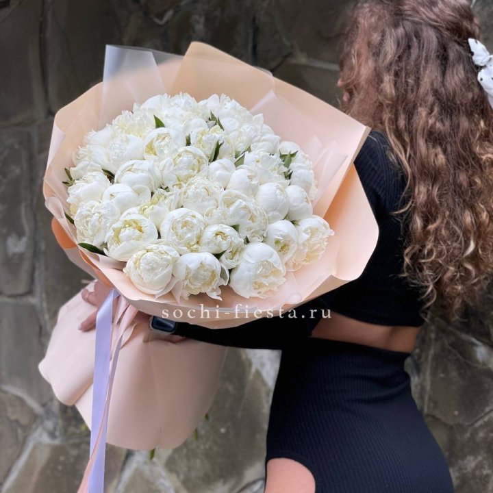 35 белых пион в Братске