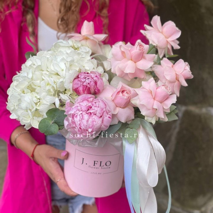 Цилиндр с пионами "Алисия" в Братске