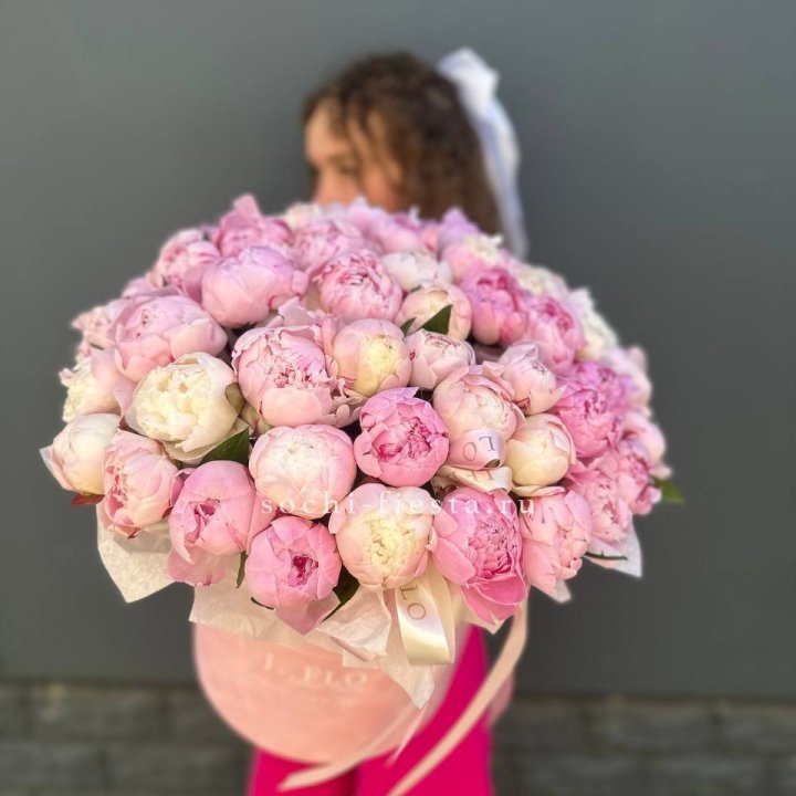 51 нежных пионов  в цилиндре в Братске