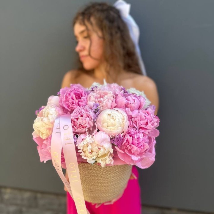 15 пионов в джутовом кашпо в Братске