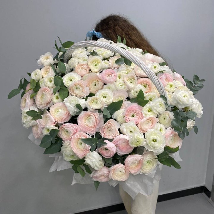 Ранункулюсы в корзине в Братске