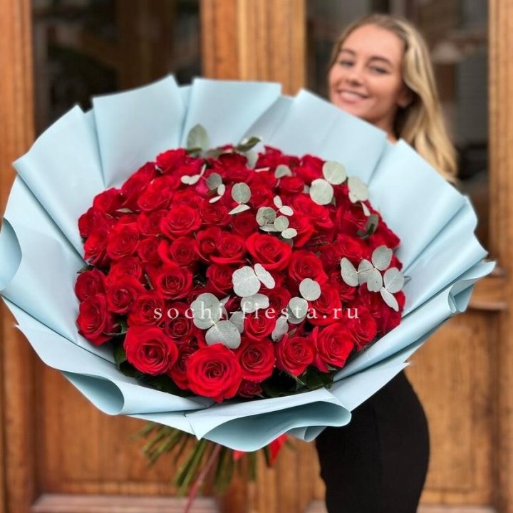 101 красная роза с эвкалиптом в Братске