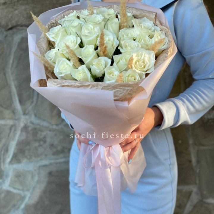 25 белых роз с сухоцветами в Братске