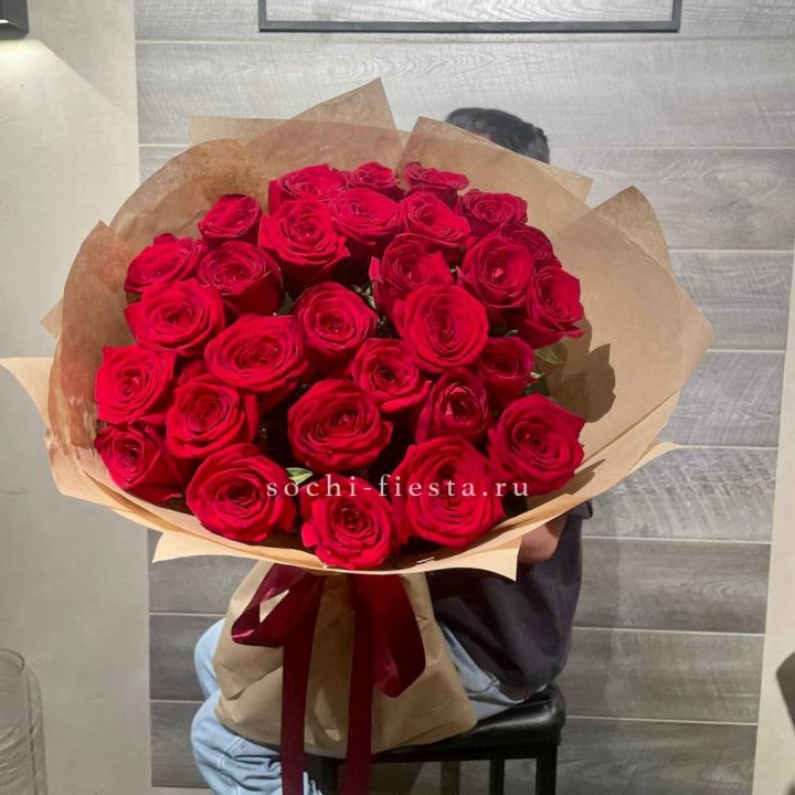 37 красных роз в крафте в Братске