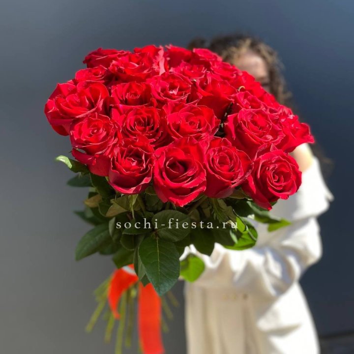 25 высоких красных роз в Братске