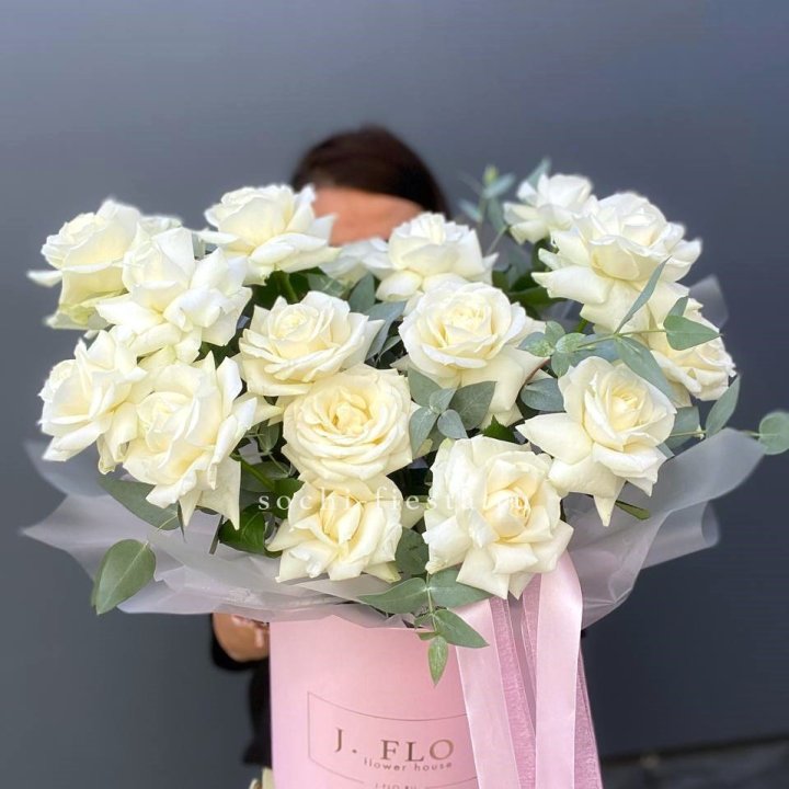 17 Французских белых роз в боксе в Братске