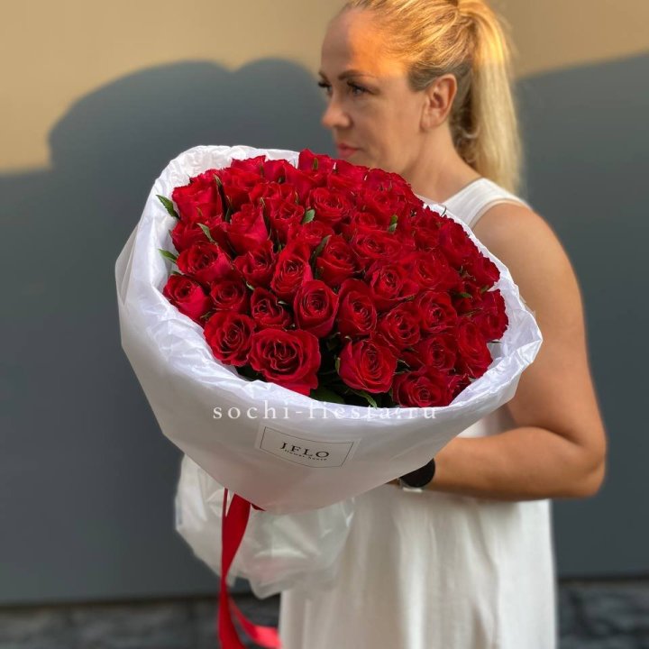 51 роза мадам ред в нежном оформлении в Братске