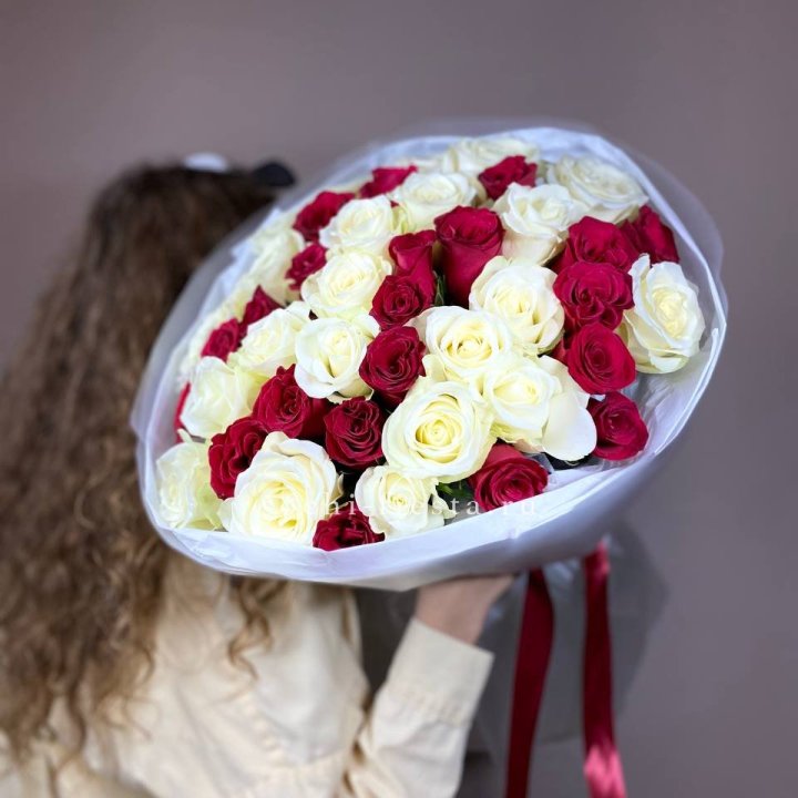 Букет из красных белых 45 роз в Братске