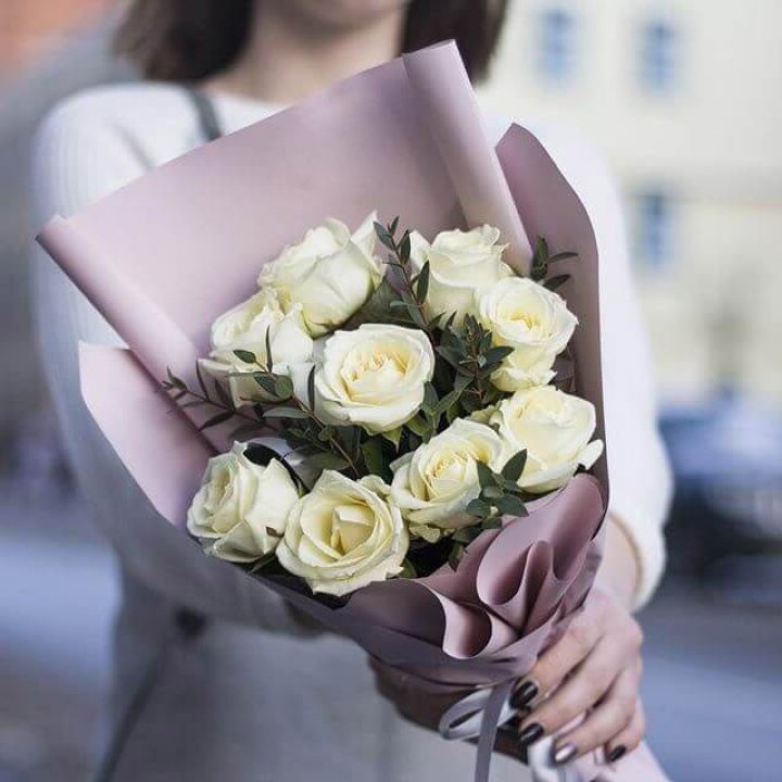 9 белых  роз "Минт" в Братске