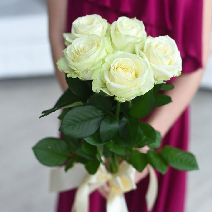 5 белых роз в Братске