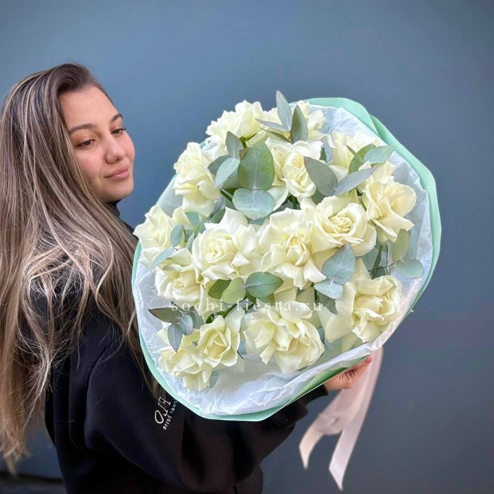 15 Белых французских роз "Ноте бьянка" в Братске
