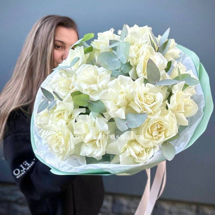 19 Белых французских роз "Ноте бьянке" в Братске