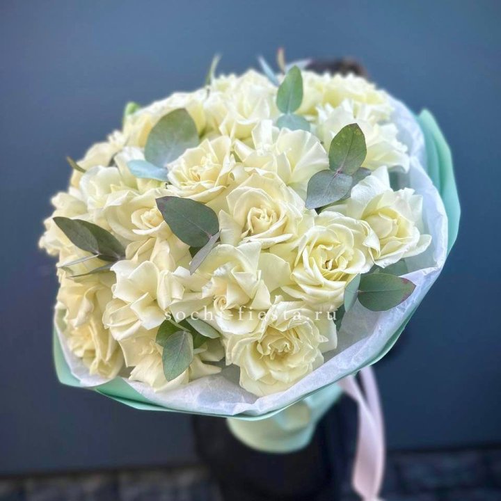 25 Белых французских роз "Ноте бьянка" в Братске