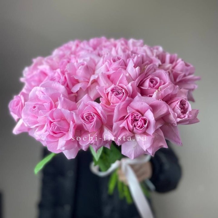 25 розовых французских роз в Братске