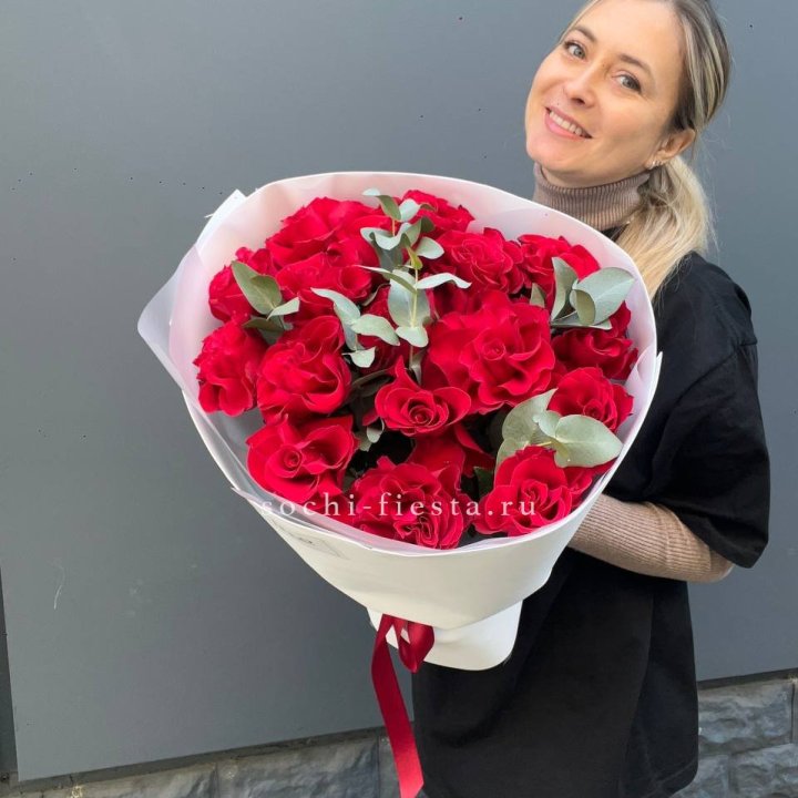 17 Красных французских роз в Братске