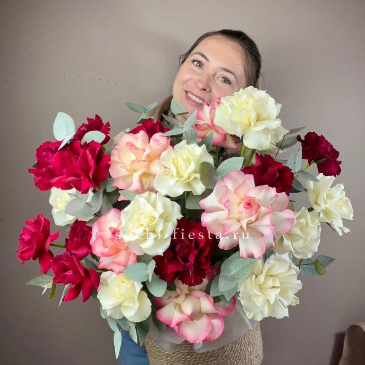 35 французских роз микс в джутовом боксе в Братске