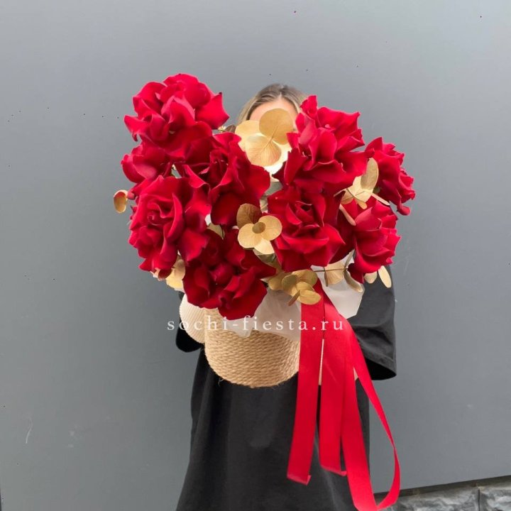 Красные французские розы в джутовом кашпо в Братске