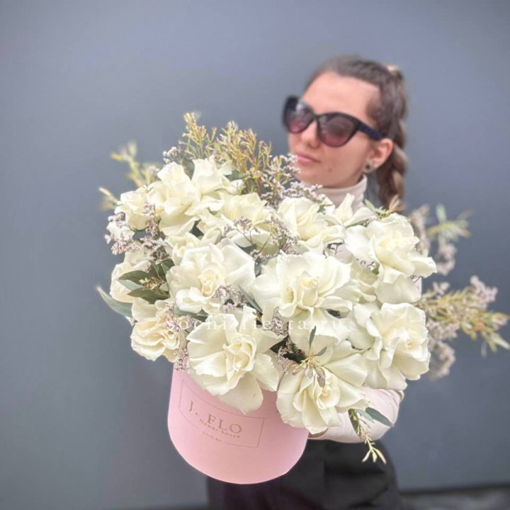 17 Французских белых роз в коробке Афина в Братске