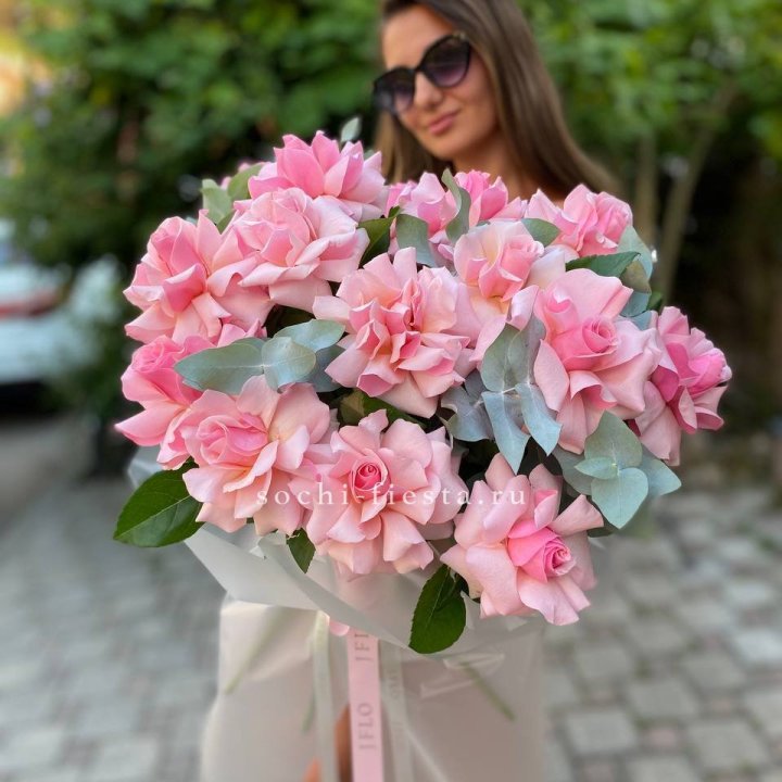 17 Розовых  французских роз в Братске